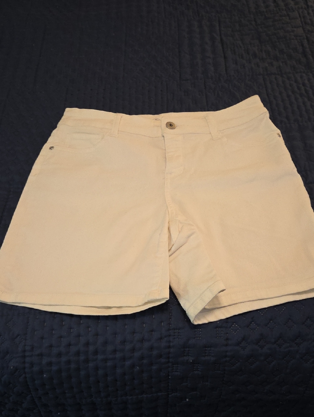 NWOT St. John's Bay Light Beige Flat-Front Women's Shorts